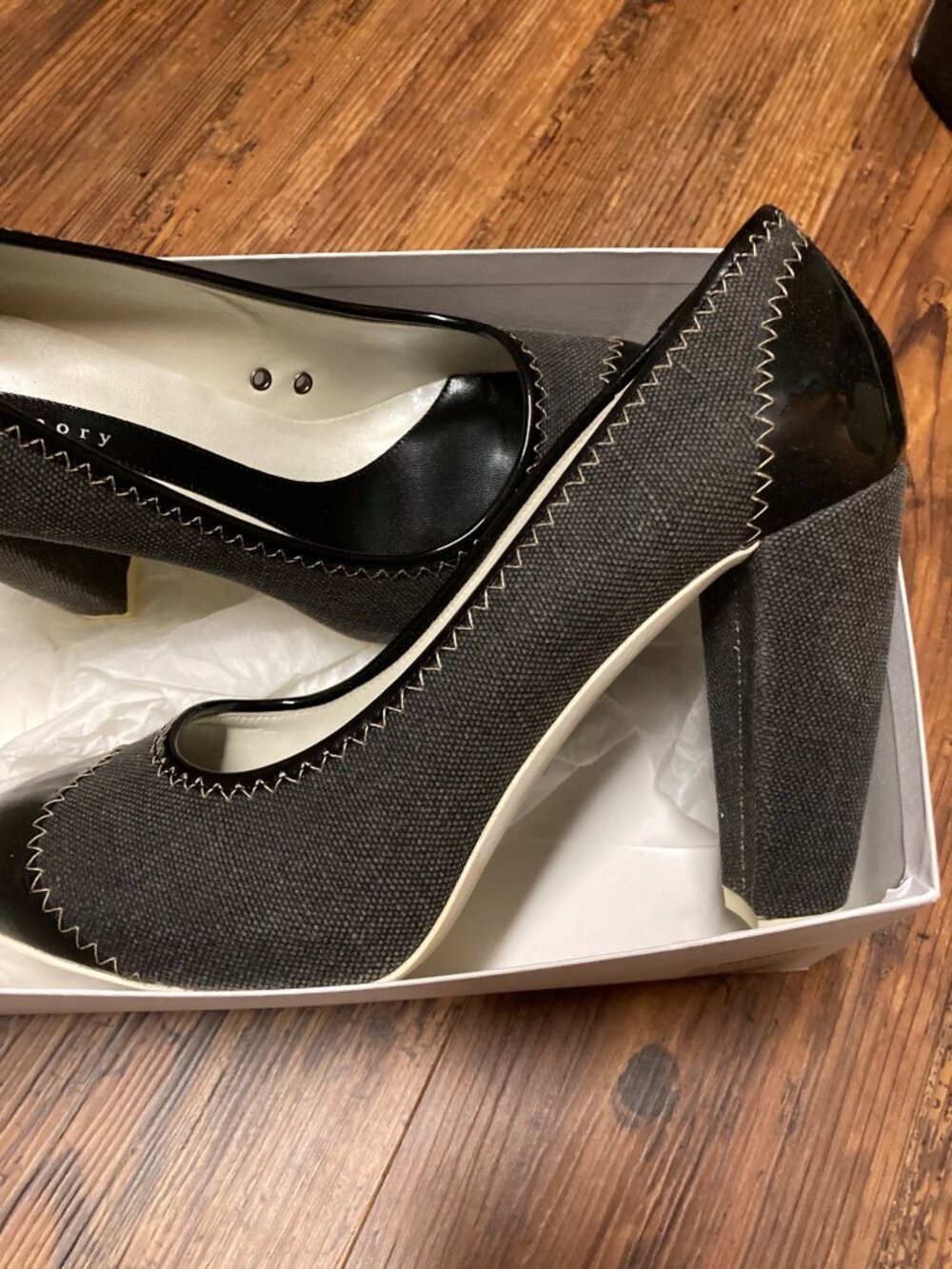 Theory Women's Black & Grey Heels Size 40 New In Box - Picture 4 of 8